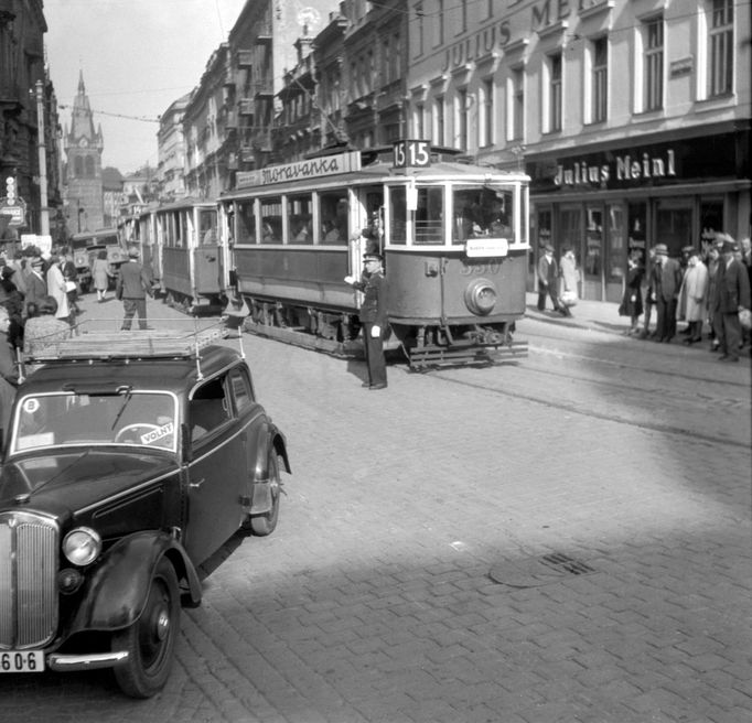 Dobové snímky z historie tuzemské taxislužby.