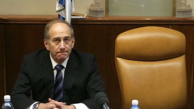 Zastupující premiér Ehud Olmert. Vedle něj prázdné křeslo hospitalizovaného předsedy vlády Ariela Šarona