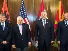 Albánský premiér Sali Beriša (vlevo) se v květnu zúčastnil v Dubrovniku summitu balkánských pemiérů s americkým viceprezidentem Dickem Cheneyem (uprostřed).