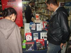 Revoluční literatura na pultech knihkupectví. Tunisané si zvykají na život bez cenzury.