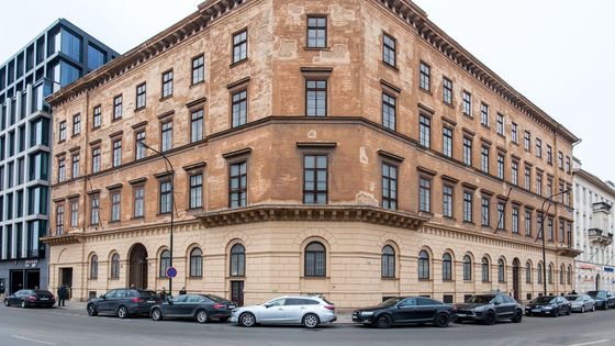 Výstavy budou umístěny v Desfourském paláci. Nachází se poblíž pražské Florence, u kancelářského objektu Florentinum.