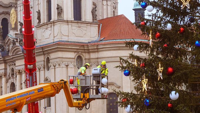 Brzy se začne i se zdobením. K rozsvícení stromu dojde v sobotu. Ilustrační foto, rok 2020.