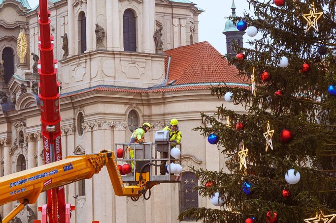 Vánoční Praha 2020: jak se zdobil strom na Staroměstském náměstí