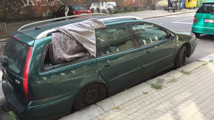 Zmizí vraky z ulic? Odtahovat auta bez technické kontroly by mělo být snadnější