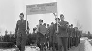 Manifestační volba vojáků z jednoho z plzeňských útvarů. Překvapuje stejnokroj pro letní období, vždyť volby se v roce 1971 konaly až v druhé polovině listopadu a ležel sníh.