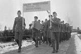 Manifestační volba vojáků z jednoho z plzeňských útvarů. Překvapuje stejnokroj pro letní období, vždyť volby se v roce 1971 konaly až v druhé polovině listopadu a ležel sníh.
