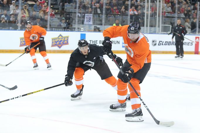 NHL Global Series 2019, Prague, Philadelphia Flyers - Chicago Blackhawks: Jakub Voráček a bránící Connor Bunnaman.