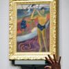 Dražba v aukční síni Christie´s: v pozadí obraz Muž se sekyrou Paula Gauguina