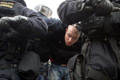 Deseti v Brně zadrženým demonstrantům hrozí soud
