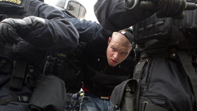 Policisté zatýkají jednoho z demonstrantů