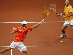 Nizozemci Rogier Wassen (vlevo) a Peter Wessels při zápase čtyřhry Davisova poháru s Českem.