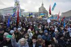 V Kyjevě hoří policejní vozy, lidé vyšli masově do ulic