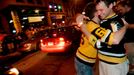 Fanoušci Pittsburghu slaví Stanley Cup v ulicích města.