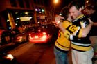 Fanoušci Pittsburghu slaví Stanley Cup v ulicích města.