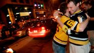 Fanoušci Pittsburghu slaví Stanley Cup v ulicích města.