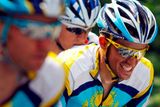 Alberto Contador se ve dvanácté etapě Tour de France vezl se svými spolujezdci s Astany