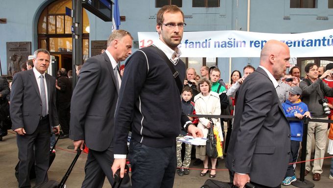 Petr Čech a před ním Michal Bílek nastupují do vlaku během odjezdu na Euro 2012.