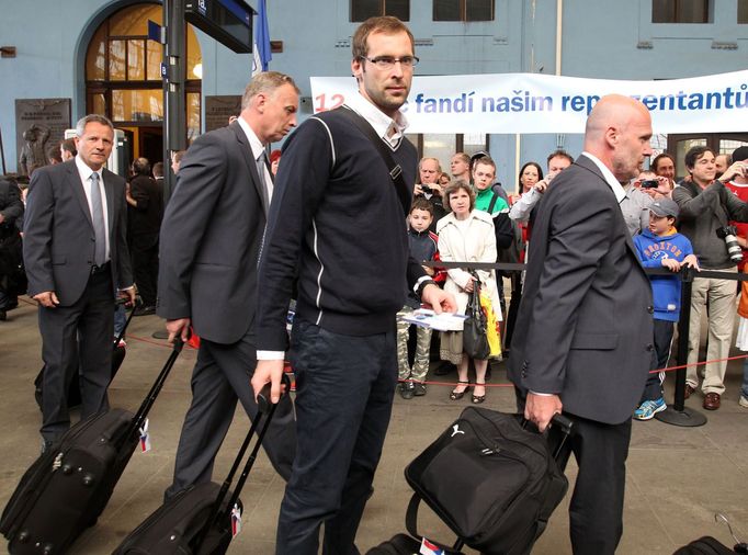 Petr Čech a před ním Michal Bílek nastupují do vlaku během odjezdu na Euro 2012.