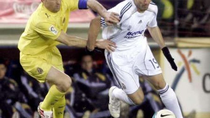 Jose Antonio Reyes z Realu Madrid se snaží uniknout hráči Villarealu Josico Morenovi.