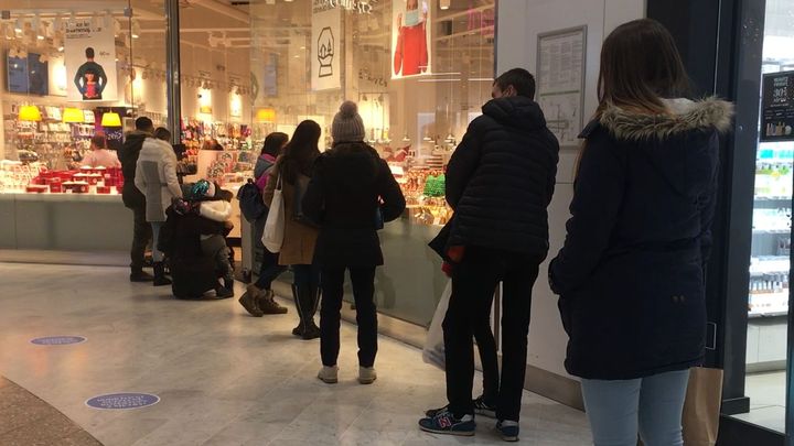 Páteční zavření, sobotní promoření? Do obchodů dorazilo až o 70 procent více lidí