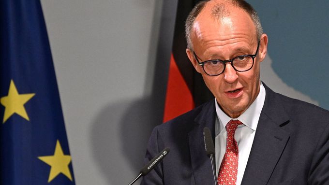Německý kancléř Friedrich Merz pronáší úvodní projev na konferenci velvyslanců na německém ministerstvu zahraničí v Berlíně, Německo, 8. září 2025.