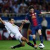 Fotbalista Barcelony Lionel Messi prochází přes Emira Spahiče v utkání španělské La Ligy 2012/13 se Sevillou.