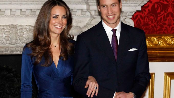 Kate Middletonová a princ William předstoupili před novináře krátce poté, co bylo oficiálně oznámeno jejich zasnoubení