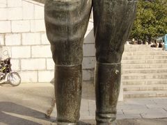 Před rezidencí kdysi stála socha otce posledního šáha a jeho předchůdce Rézy Pahlavího. Dav ji v revolučním roce 1979 rozbil, zůstaly pouze nohy.