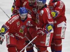 Čeští hokejisté se radují z gólu Tomáše Rolinka do sítě Švédů.