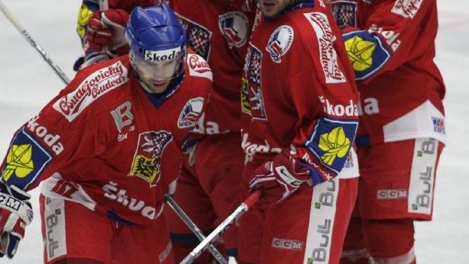 Čeští hokejisté se radují z gólu Tomáše Rolinka do sítě Švédů.
