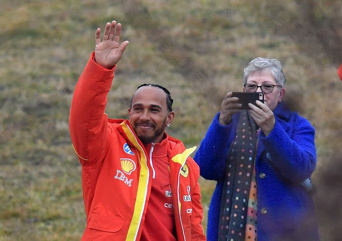 První jízda Lewise Hamiltona v monopostu Ferrari, usedl do vozu F-23 z roku 2023