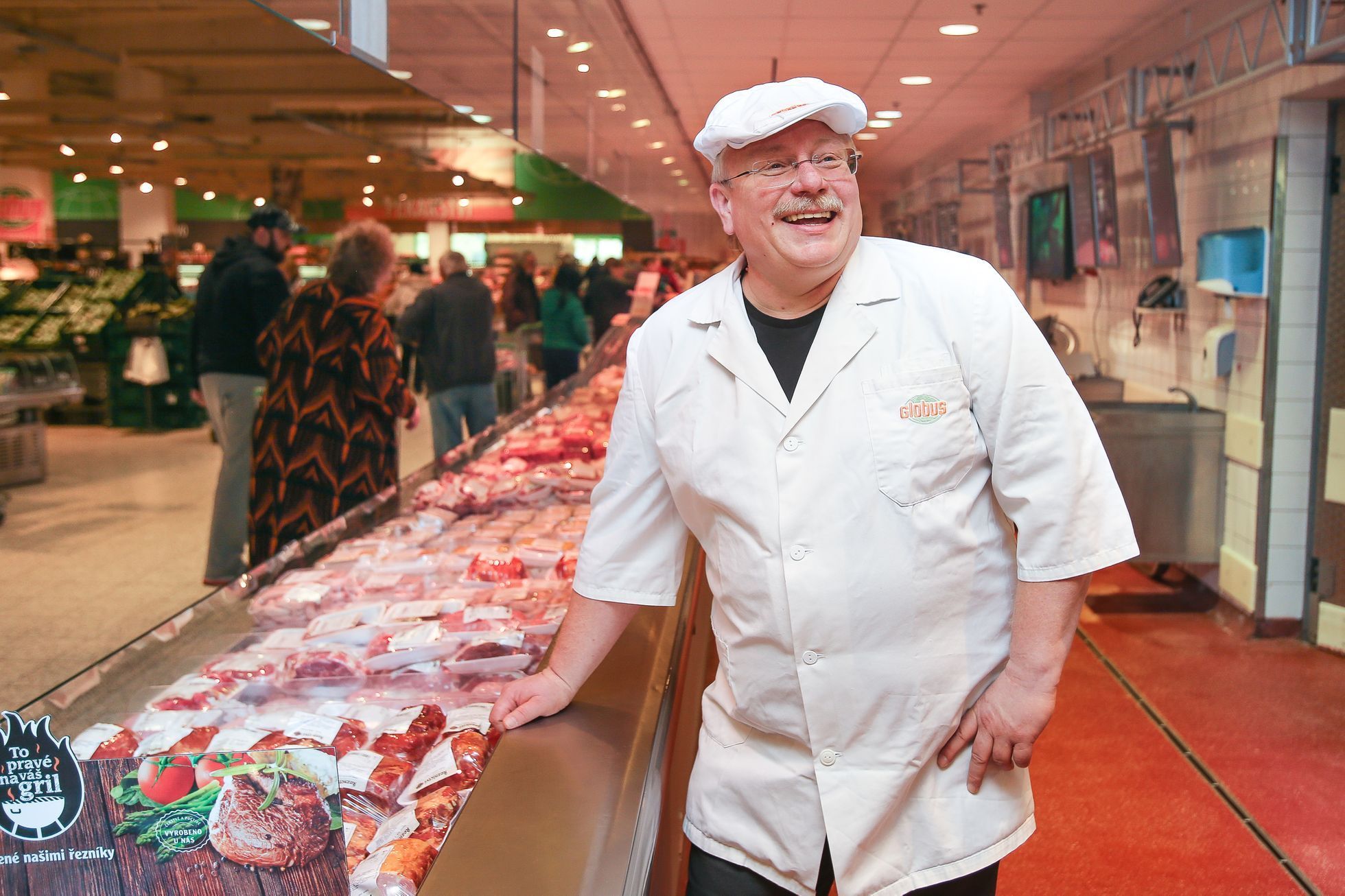 Hyperkmarket Globus - příprava masa, řeznictví, řezník Pavel Holeček