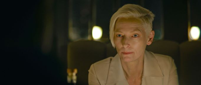 Tilda Swinton jako expertka.