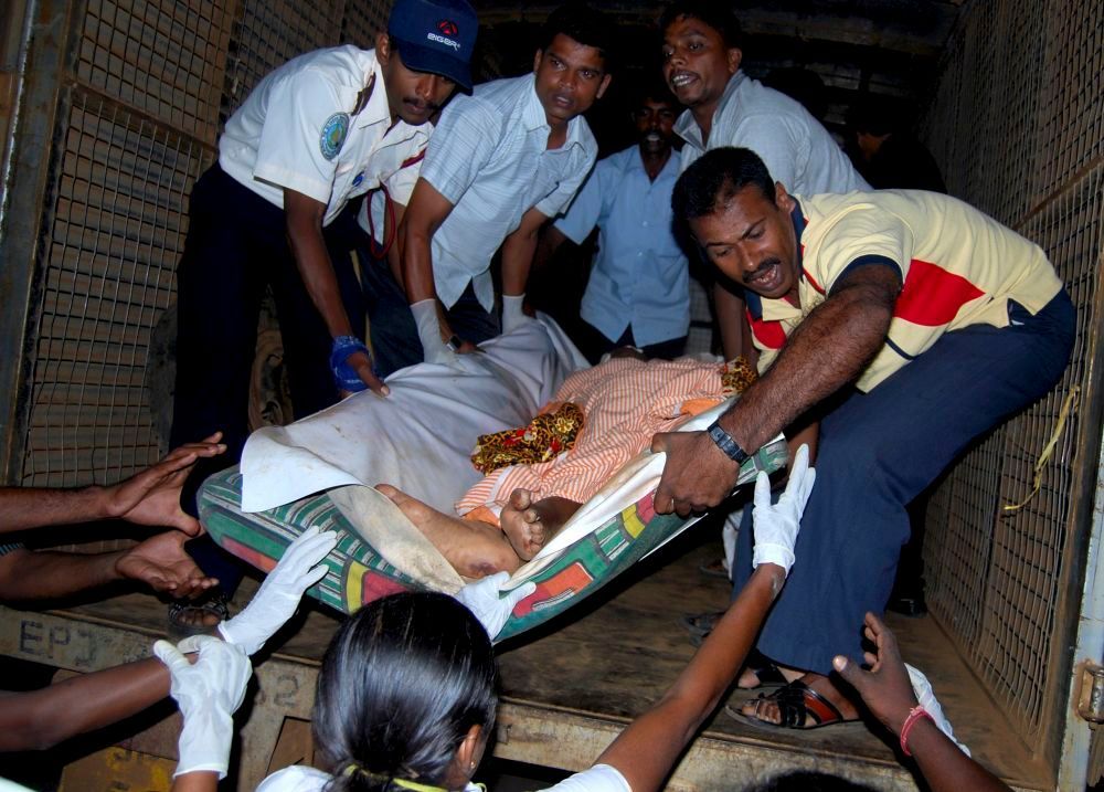 Převoz zraněného tamilského civilisty