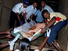 Převoz tamilského civilisty zraněného v zóně konfliktu do nemocnice ve městě Vavuniya asi 260 kilometrů severně od hlavního města Colombo