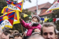 Vítání dalajlámy se konalo za plotem, pódium na Hradčanském náměstí Hrad neschválil