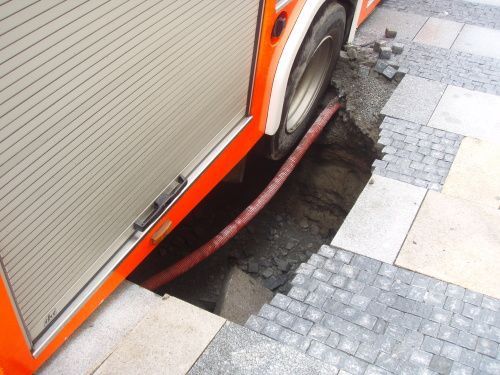 V centru Ostravy se do země propadlo hasičské auto