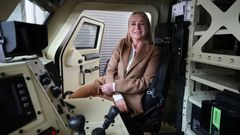 Jana Černochová si během své návštěvy firmy SVOS Přelouč vyzkoušela jejich vozidlo Mars, které chce - vyzbrojené švédským raketovým kompletem - koupit českým vojákům (8. 4. 2025).