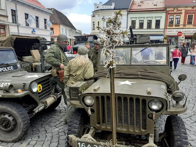 Konvoj americké historické techniky zavítal v sobotu 8. května 2021 do Hořic na Jičínsku a Velichovek na Náchodsku.