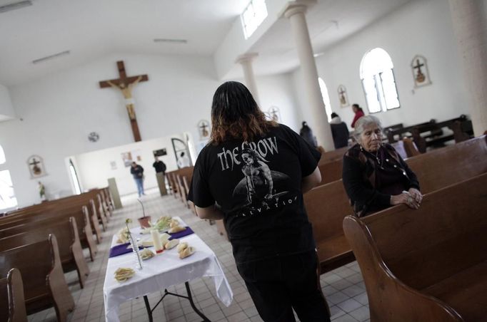 Catholic priest Adolfo Huerta, known as "Gofo", leaves church after conducting mass in Saltillo February 27, 2013. Ordained five years ago, Huerta is an unconventional priest who likes rock music, dyes the ends of his hair red, dresses in black, and enjoys riding his motorcycle. Huerta found God and priesthood while studying philosophy at the Pontifical University in Mexico City and working with HIV-positive patients and sex workers as a social activist. He says it is important to demystify faith and accept people's differences without judgment, and in his sermons he references rock songs, quotes books and tells jokes. Picture taken February 27, 2013. REUTERS/Daniel Becerril (MEXICO - Tags: RELIGION SOCIETY) ATTENTION EDITORS: PICTURE 6 OF 26 FOR PACKAGE 'CHURCH, FAITH AND ROCK'N ROLL' SEARCH 'PRIEST DANIEL' FOR ALL IMAGES Published: Bře. 15, 2013, 10:22 dop.