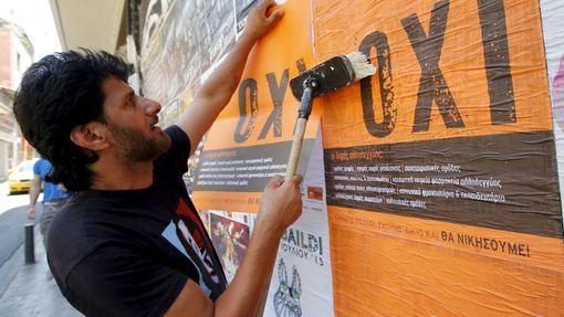 Kampaň před očekávaným nedělním referendem začala. Odpůrce dohody s věřiteli vylepuje v Aténách plakáty NE.