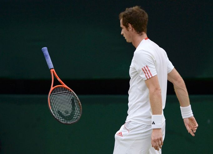 Britský tenista Andy Murray je zklamaný po prohraném utkání se Švýcarem Rogerem Federerem ve finále Wimbledonu 2012.