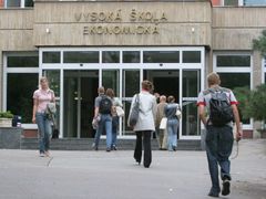 Náklady na studium vysoké školy se Čechům vrátí. S diplomem mají práci i peníze
