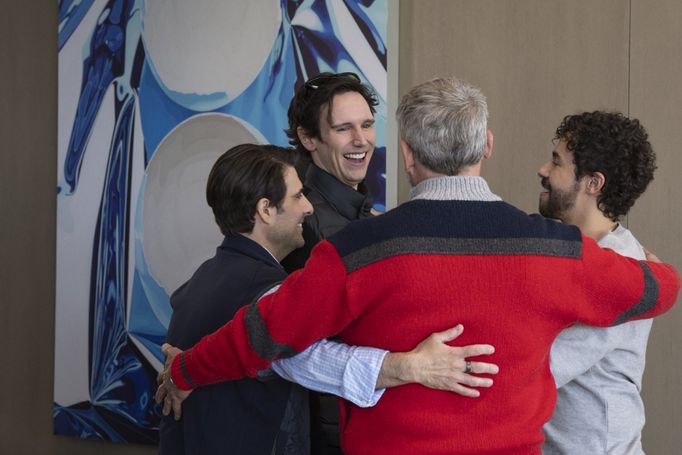 Cory Michael Smith, Steve Carell, Jason Schwartzman a Ramy Youssef ve filmu Mountainhead.