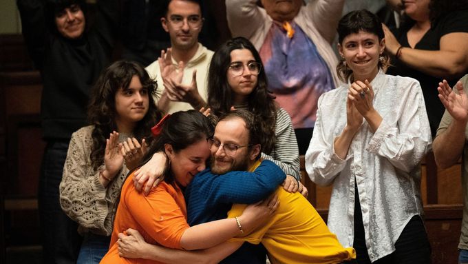 Lidé oslavují schválení zákona dekriminalizující eutanázii v Montevideu, Uruguay, ve středu 15. října 2025. (AP Photo/Matilde Campodonico)