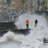 Ve francouzském Wimereuxu pozorují lidé, jak rozbouřené vlny naráží kvůli orkánu na pobřeží