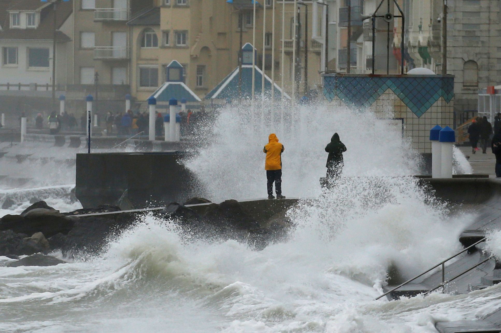 Ve francouzském Wimereuxu pozorují lidé, jak rozbouřené vlny naráží kvůli orkánu na pobřeží