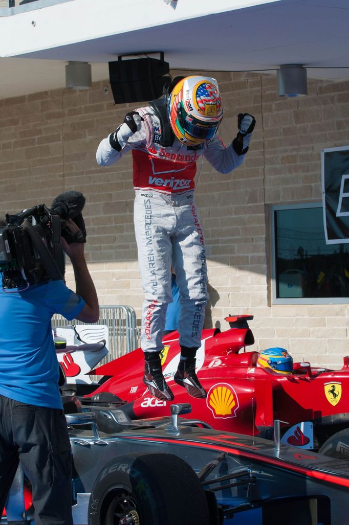 Lewis Hamilton dokázal jako jediný držet krok se Sebastianem Vettelem, aby ho 14 kol před koncem předjel.