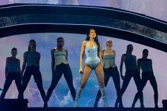 Dua Lipa zazpívala v Praze českou píseň Ewy Farné. A publikum šílelo
