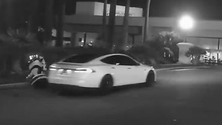 Nastražená, nebo skutečná nehoda? Internet řeší, jestli Tesla srazila robota